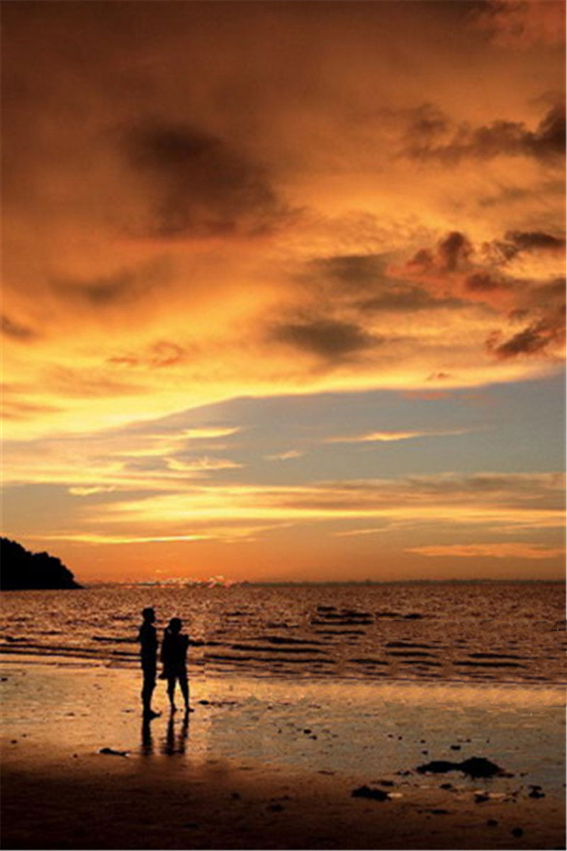 亚庇位于东马的西海岸，海滩朝西，每年超过200天的晴朗日子，让这里成为世界三大最佳夕阳观赏地之一