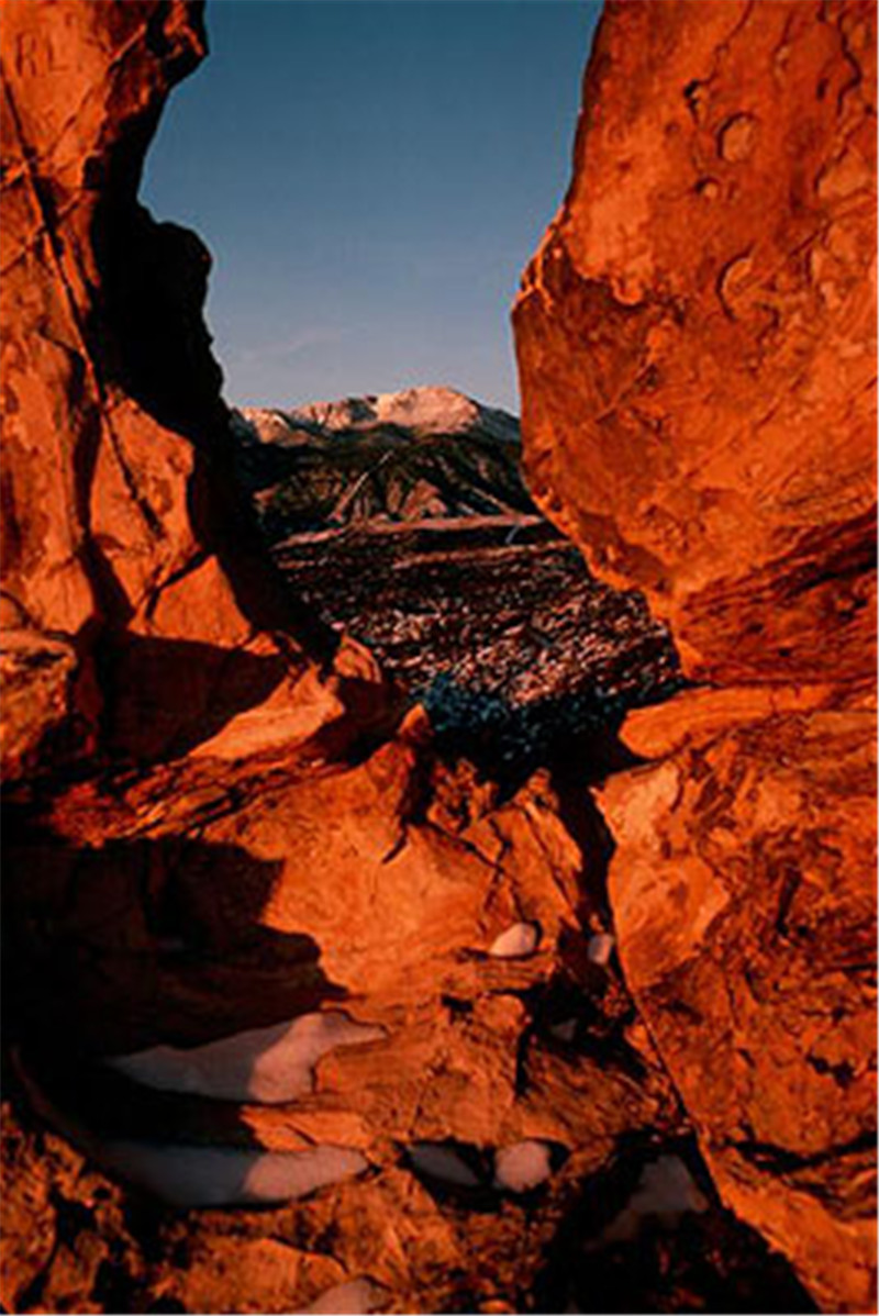 一月的朝霞染红了派克斯峰和科罗拉多州众神花园的砂岩